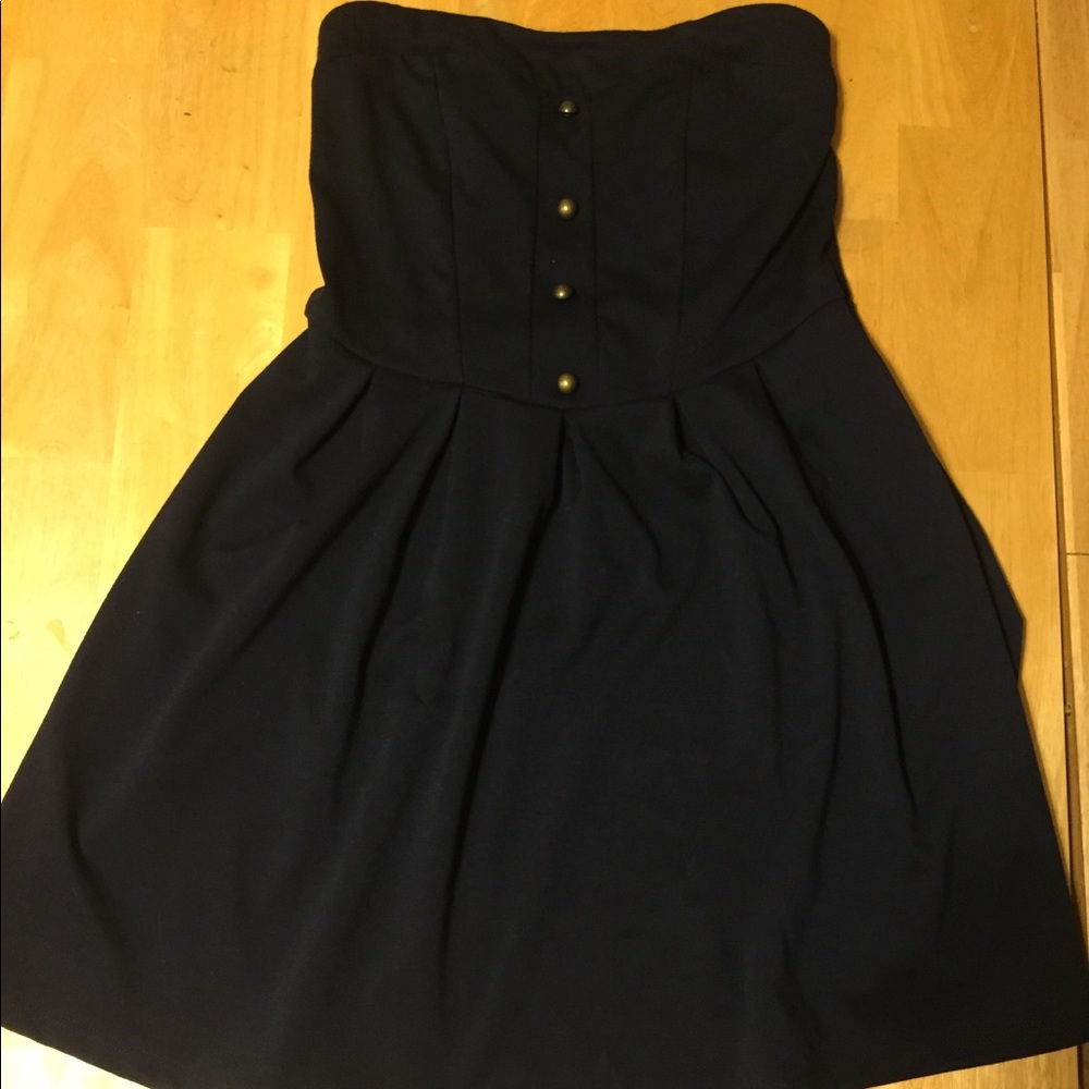 Navy blue strapless shirt.